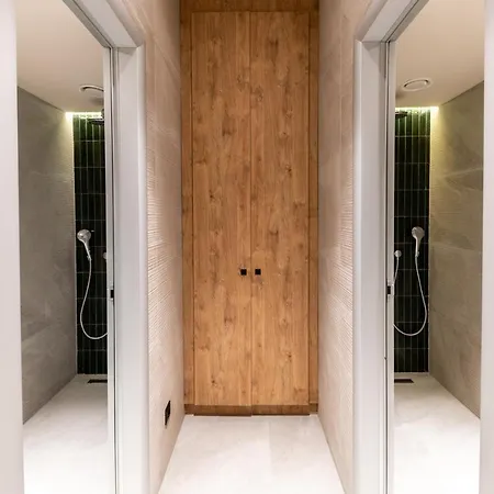 Woodside M Free Parking *