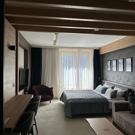 Woodside M Free Parking *